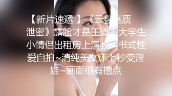  小骚逼露脸洗干净了伺候小哥哥诱惑狼友，舔鸡巴的样子好骚吸蛋蛋，深喉抽插