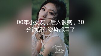 逛超市碰到屁股圆溜溜清纯的美女，尾随她上厕所偷拍，阴毛挺旺盛的啊！