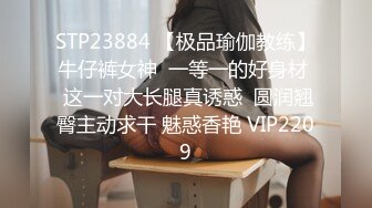 老式小区单元楼爬墙偷窥多位小媳妇在家洗澡 (1)