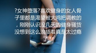  两个风骚小妹被黑人小哥的大鸡巴轮草蹂躏，全程露脸享受抽插爆草，浪叫不止还要被好姐妹玩奶子