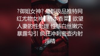  良家小少妇为了生活露脸3P性爱，让两个大哥轮流玩弄，揉奶玩逼各种抽插对着镜头浪叫呻吟