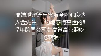 广场一路跟踪抄底极品美少妇 窄小的内裤关不住想出来透气的B毛