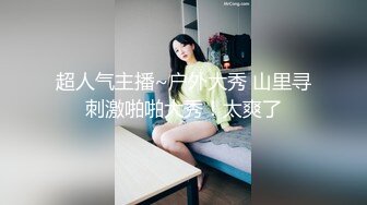 风骚熟女和一帮老男人KTV 秀口活，直接站上桌子就吃鸡巴，旁边还有小哥偷笑！