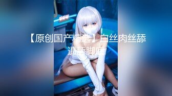 【新片速遞】01年嫩B小太妹专心玩手机 小哥专心玩她BB 最后还问我要无套内射了