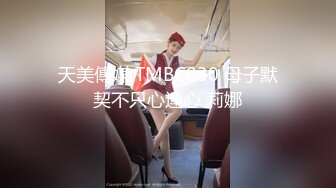   榨汁机小妹妹白丝诱惑跟狼友互动撩骚，按摩棒玩弄逼逼撅着屁股给狼友看