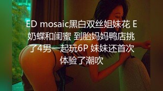  小少妇的诱惑，露脸近距离展示小哥的大鸡巴在逼里抽插，无套爆草揉着她的骚奶子