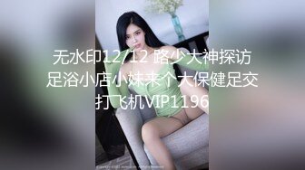   顶级颜值甜美高价大圈兼职美女，拨开情趣内裤揉小穴，跪地深喉技不错，主动骑坐一脸享受，揉搓阴蒂清晰可见