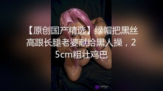 8月新流出私房大神极品收藏商场女厕全景后拍系列裤脚开叉牛仔裤靓妹性感的蜜桃臀