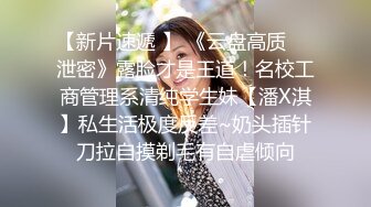 萌呆新人妹子，圆润奶子胸型完美，躺下后阴毛旺盛聊天勾引淫民们