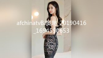 妖艳成熟妩媚TS美妖 夜晚露出叼食大鸡巴，性感的裙子掩盖不住大美腿，风骚的脸蛋 射进她嘴里 骚！