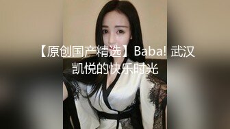   幸福小哥激情双飞颜值不错的小少妇，骚逼里面夹着鸡巴自己主动抽插，小哥忙着吃奶子，轮流爆草姐妹互动自慰