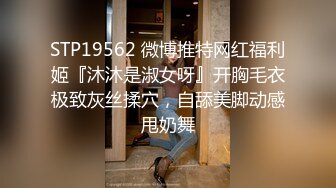 爱吸鸡巴的小姐姐不停舔吸吞吐，鸡巴硬了就自己跨坐骑在上面起伏啪啪套弄，眯着眼睛感受深入快感