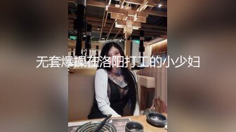   熟女的3P全程露脸情趣诱惑伺候两个年轻小哥，两个鸡巴一起舔深喉交真鸡巴骚