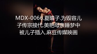 性感吊带睡衣红唇少妇居家夫妻啪啪，黑色丝袜扛起双腿抽插，掰穴舔逼骑上来自己动，搞完不爽自己按摩器自慰