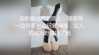  骚货老婆巨无霸自慰，老公的小鸡巴已满足不了需求，老公手拿假屌帮忙插！