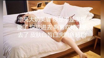 理想恋爱型女朋友，高颜值苗条身材美女尾随她嘘嘘，说真的，这小穴美美哒一线天，干净整洁的木耳！