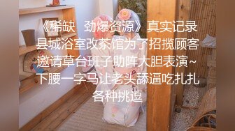 科技楼蹲守 爱玩手机的眼镜妹 粉嫩的小鲍鱼