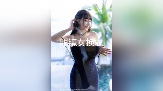 商场女厕近距离偷窥牛仔裤少妇的小黑鲍