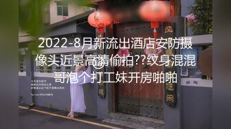 包臀裙露腰套装美女街边秀恩爱被抄底圆点内裤