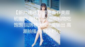 长裙美女尿完后一直臭美照镜子