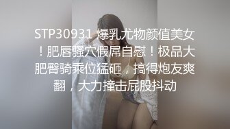 眼镜学生妹 乘宿舍没有人展示丰腴身材 这对豪乳却是诱人 表情也可爱