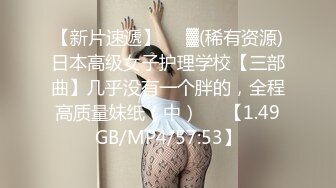 高铁站TP坐着低头玩手机漂亮美眉的奶子