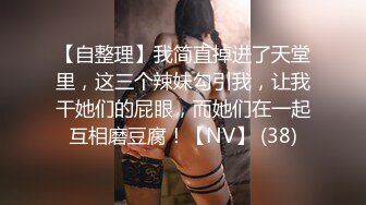 00后小美女就是娇嫩可人，穿着宽大T恤坐在腿上