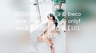 后入丰满的少妇，骚逼很紧。