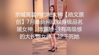 苗条身材短裤妹子沙发上啪啪，浴室一起洗澡口交摸逼上位骑坐抽插