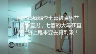 美女尿急找不到厕所，到小巷解决发现被偷拍也无可奈何，憋不住了