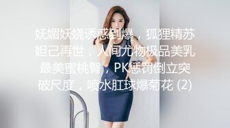 丝袜高跟露脸轻熟女姐姐的诱惑，跟狼友撩骚互动，淫水已湿透骚逼，道具抽插浪叫不止