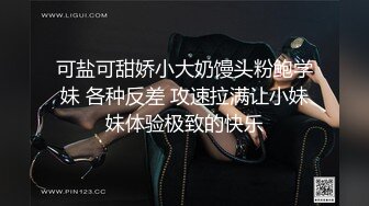 寻单女，玩下视频，手里拿的丝袜是别的女的穿过的，刺激