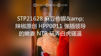 独家推荐_长沙某高档小区公寓离异富姐和两个彪悍黑人居家玩3P游戏_1