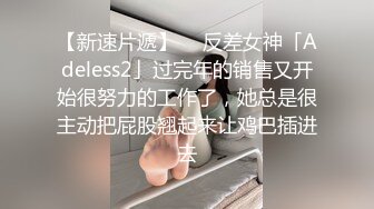 顶级美臀口罩小姐姐跪着扭动屁股  开档黑丝特别合适  超近距离手指扣弄肥穴  边扣边出水  搞得地上很湿