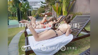   白T恤短发大学生兼职妹迫不及待解下内衣，一手抓白嫩奶子，扶着大屁股后入，骑乘边草边揉奶子